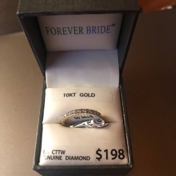 10k gold ring. Size 7 New, retails for $198 - Picture 2 of 4